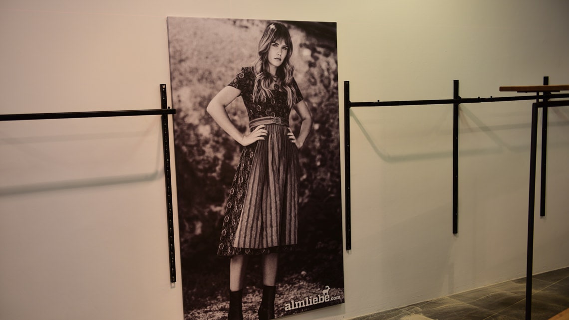 Gluing and photo canvases at Almliebe