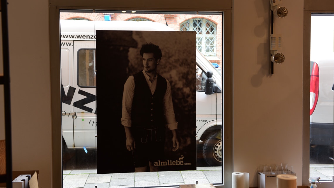 Gluing and photo canvases at Almliebe