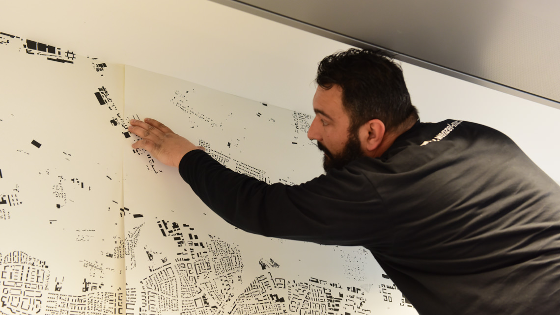 Sticking a photo wallpaper