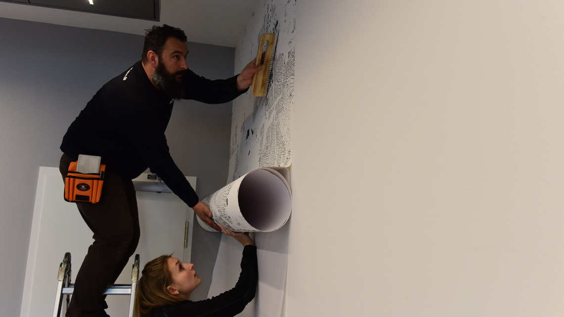 Sticking a photo wallpaper