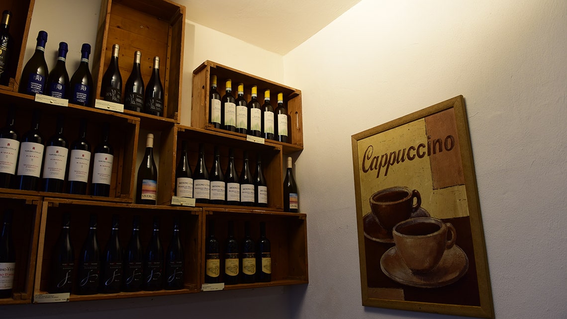 Sign and signage in the valley: Cafe Vieni da me