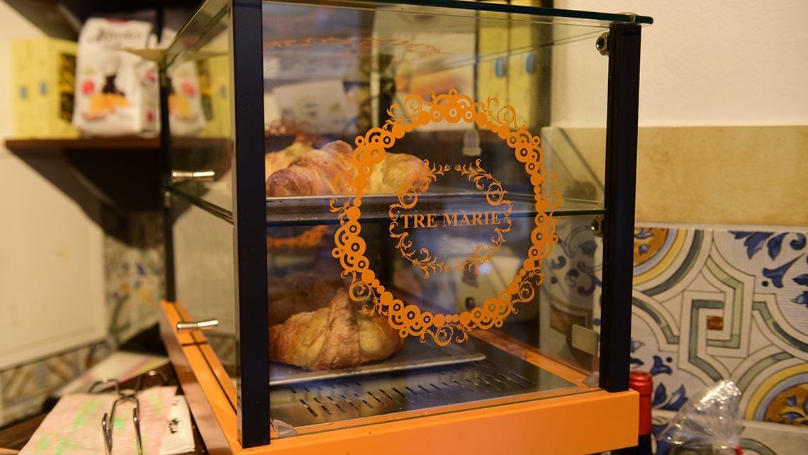 Sign and signage in the valley: Cafe Vieni da me