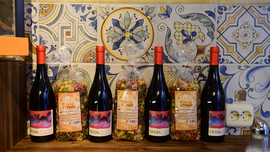 Sign and signage in the valley: Cafe Vieni da me