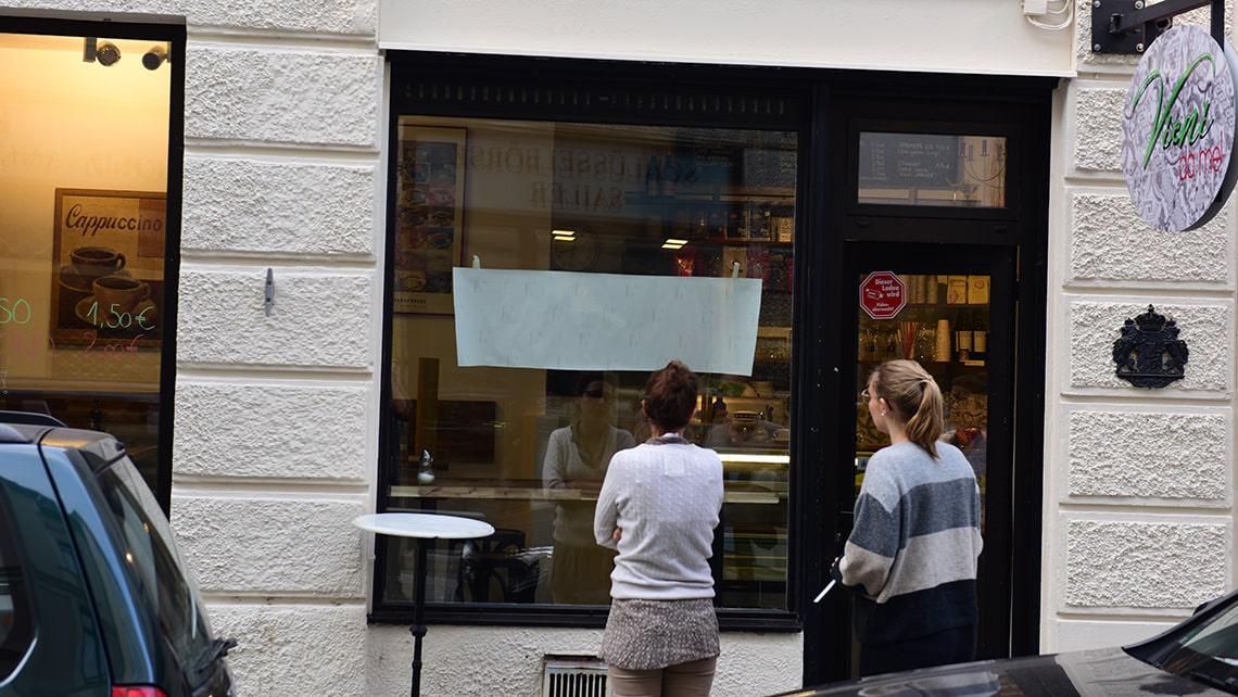 Sign and signage in the valley: Cafe Vieni da me