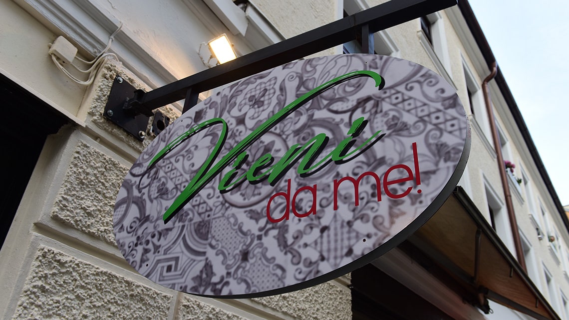Sign and signage in the valley: Cafe Vieni da me