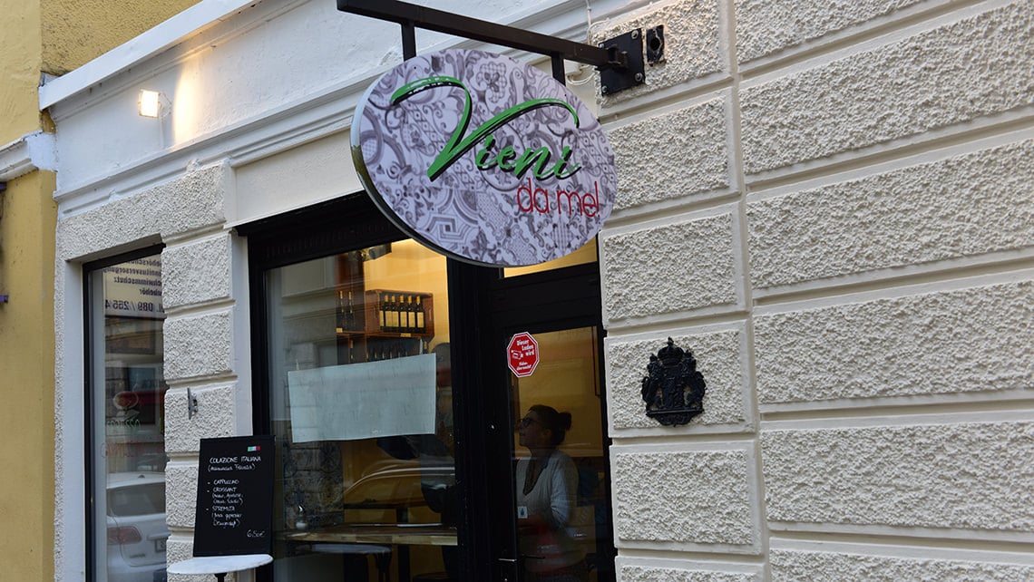 Sign and signage in the valley: Cafe Vieni da me