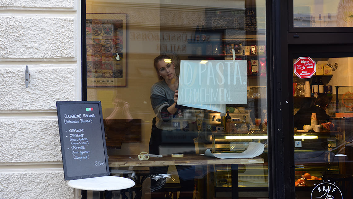 Sign and signage in the valley: Cafe Vieni da me
