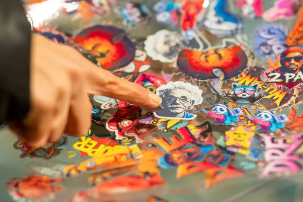 Bunte, individuell gestaltete Aufkleber auf einem Stickerbogen – Auswahl an Formaten, Folien und Veredelungen für Indoor und Outdoor.